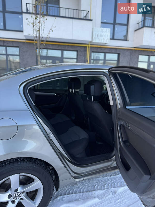 Седан Volkswagen Passat 2012 в Львове