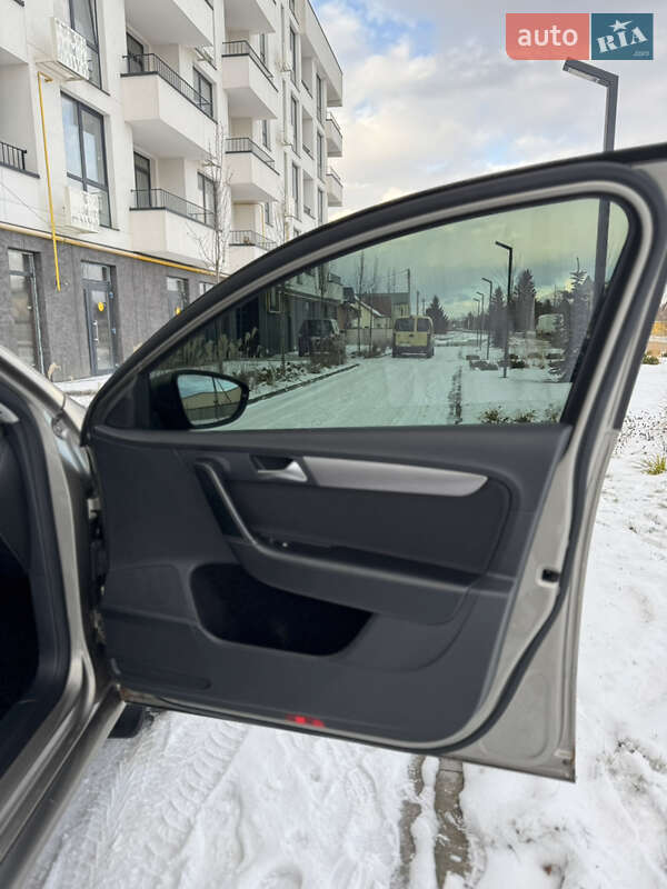 Седан Volkswagen Passat 2012 в Львове