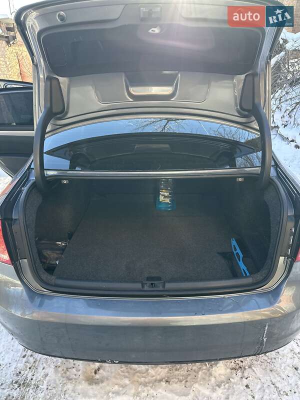 Седан Volkswagen Passat 2014 в Ромнах
