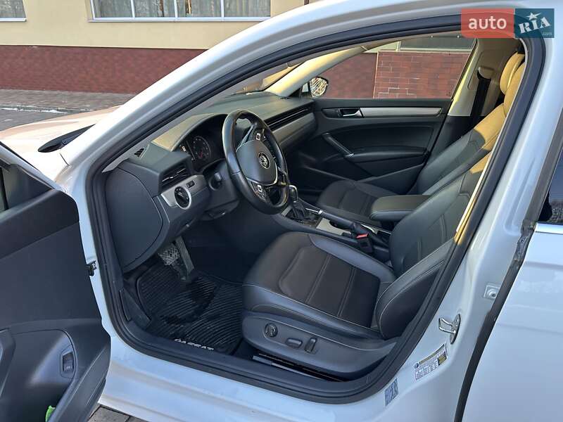 Седан Volkswagen Passat 2020 в Луцке