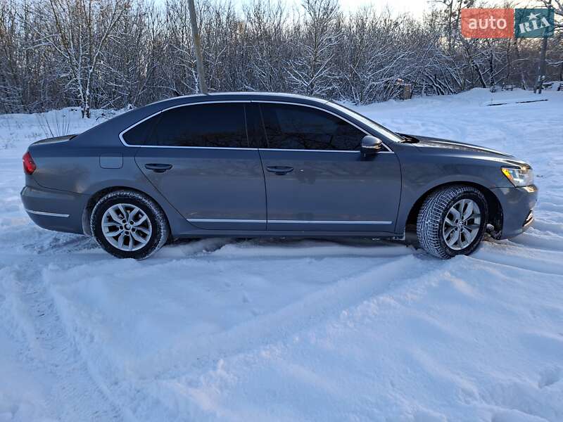 Седан Volkswagen Passat 2017 в Ромнах
