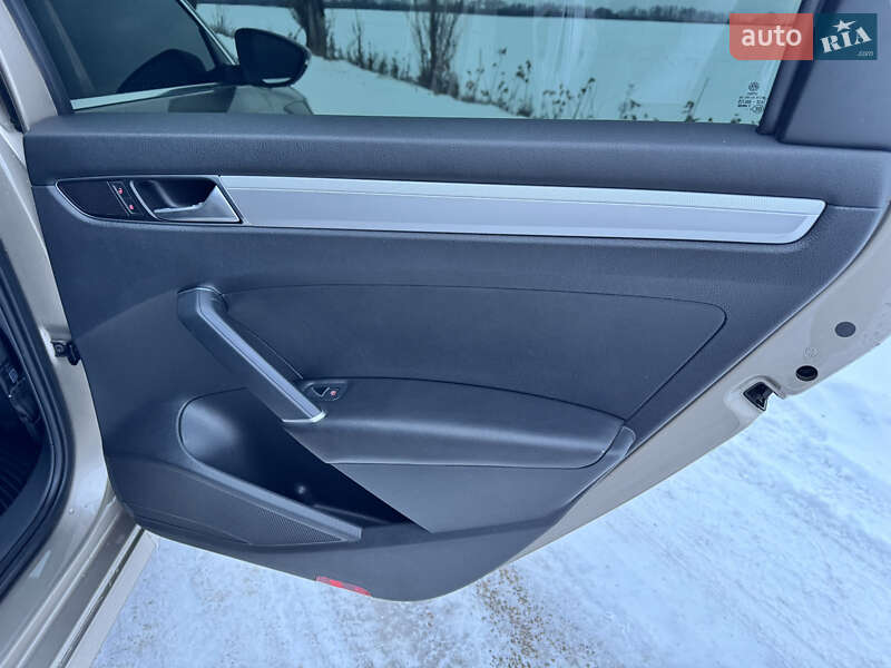 Седан Volkswagen Passat 2015 в Києві