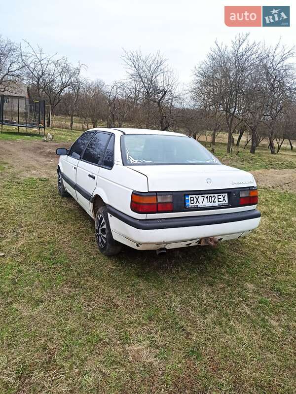 Седан Volkswagen Passat 1989 в Новій Ушиці