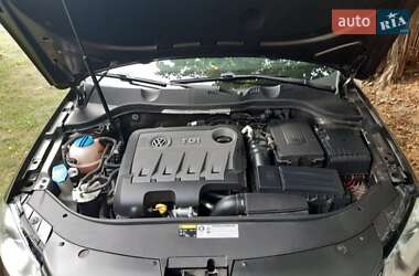 Седан Volkswagen Passat 2013 в Ровно