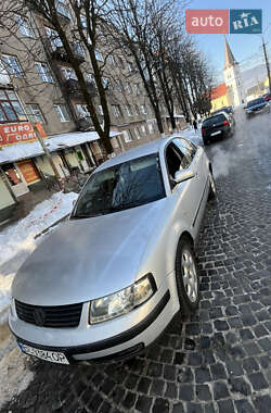 Седан Volkswagen Passat 1998 в Воловцю