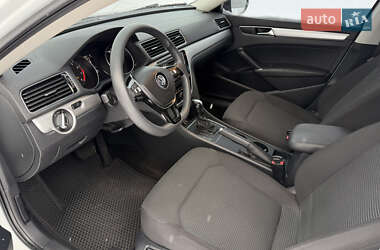 Седан Volkswagen Passat 2017 в Днепре
