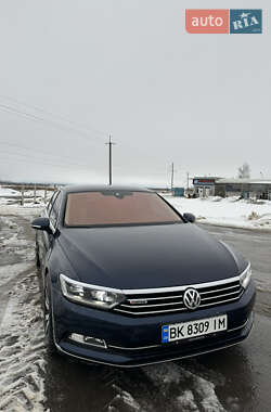 Седан Volkswagen Passat 2016 в Ровно