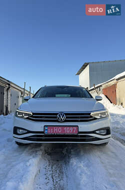 Универсал Volkswagen Passat 2022 в Вараше