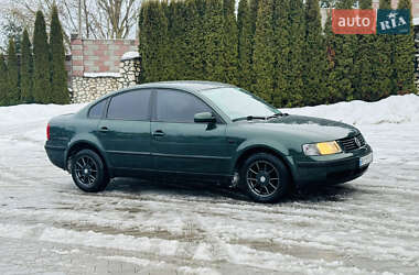 Седан Volkswagen Passat 1996 в Волочиську