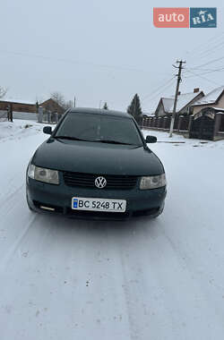 Седан Volkswagen Passat 1998 в Городке