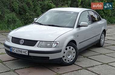 Седан Volkswagen Passat 1998 в Мостиске