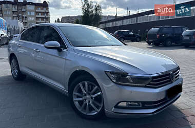 Седан Volkswagen Passat 2016 в Житомире