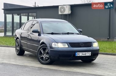 Седан Volkswagen Passat 1997 в Жовкве