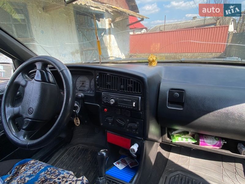 Седан Volkswagen Passat 1992 в Новоселице