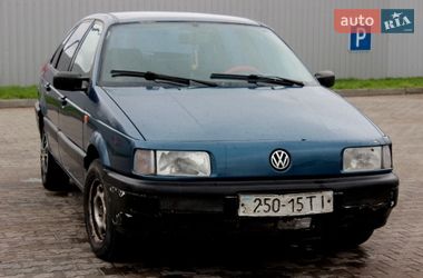 Седан Volkswagen Passat 1990 в Кременці