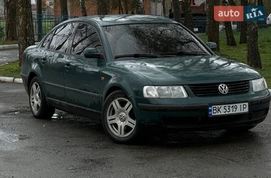 Седан Volkswagen Passat 1998 в Корце