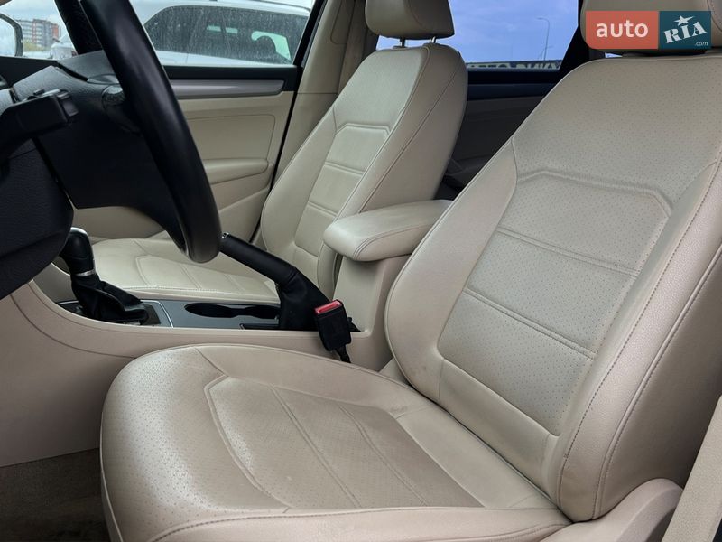 Седан Volkswagen Passat 2015 в Львове