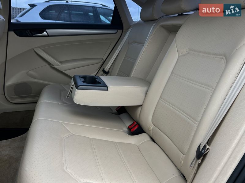 Седан Volkswagen Passat 2015 в Львове