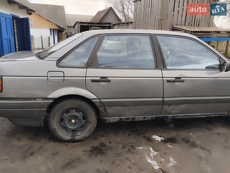 Седан Volkswagen Passat 1989 в Владимирце