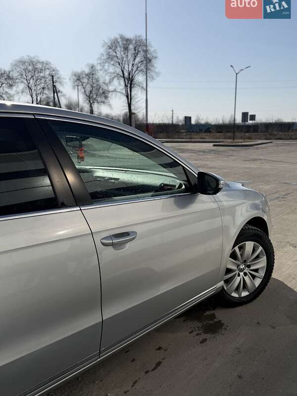 Седан Volkswagen Passat 2011 в Луцке