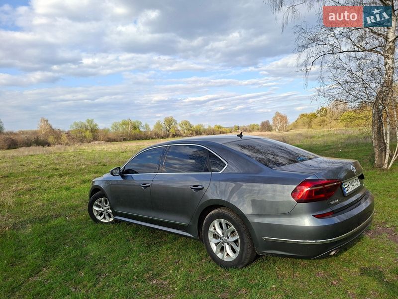 Седан Volkswagen Passat 2017 в Ромнах