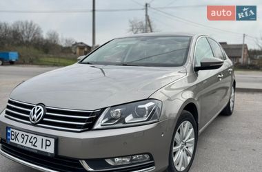 Седан Volkswagen Passat 2012 в Києві