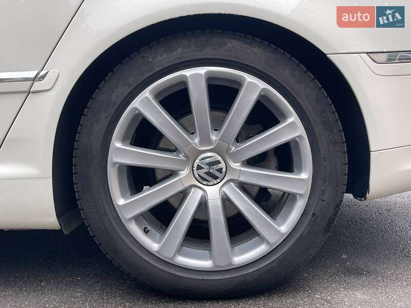 Седан Volkswagen Phaeton 2011 в Кременчуці