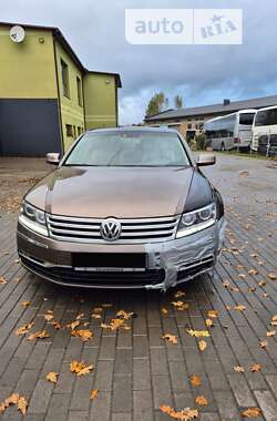 Седан Volkswagen Phaeton 2012 в Ивано-Франковске