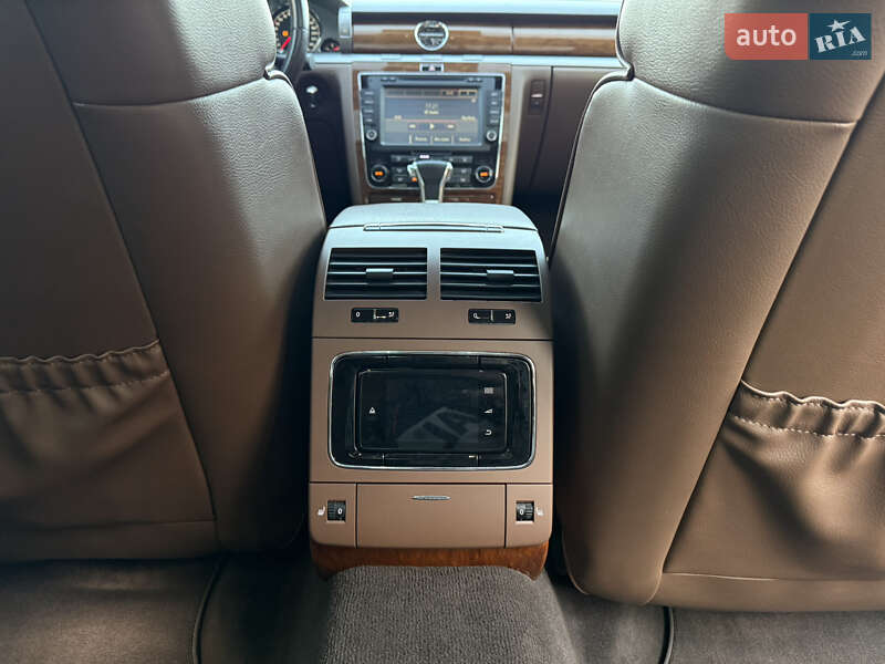 Седан Volkswagen Phaeton 2015 в Киеве