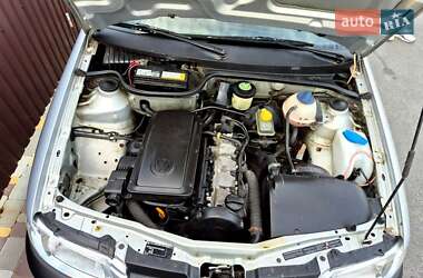 Хэтчбек Volkswagen Pointer 2004 в 