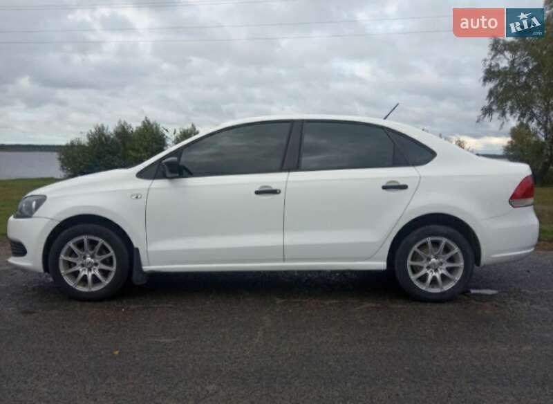 Седан Volkswagen Polo 2013 в Старій Вижівці