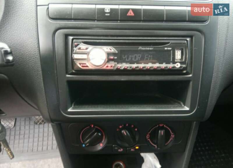 Седан Volkswagen Polo 2013 в Старій Вижівці