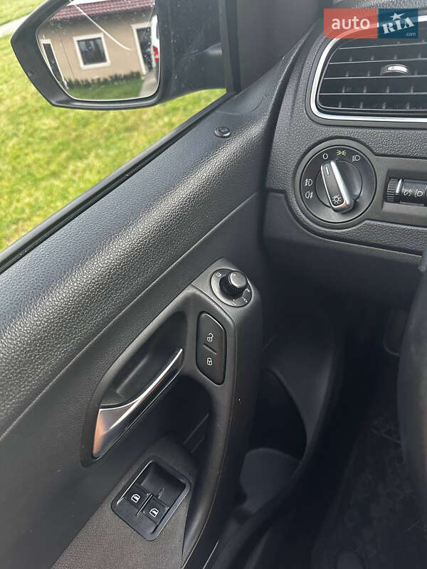 Хэтчбек Volkswagen Polo 2011 в Черновцах