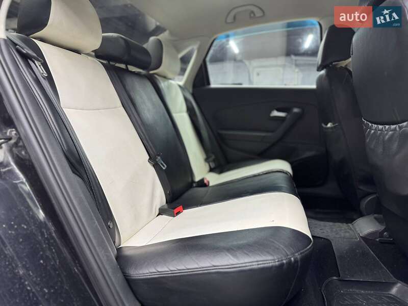 Седан Volkswagen Polo 2011 в Черновцах