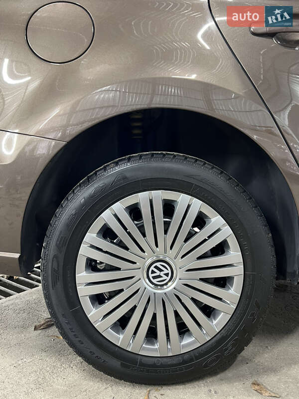 Седан Volkswagen Polo 2015 в Казатине