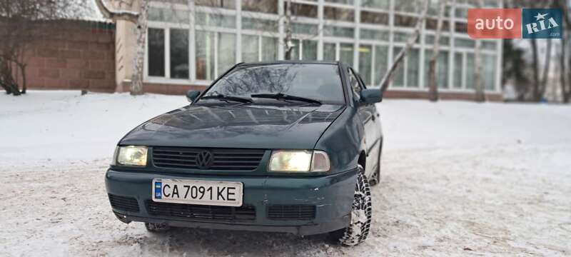 Седан Volkswagen Polo 1998 в Каневе