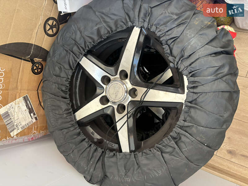 Хэтчбек Volkswagen Polo 2004 в Киеве