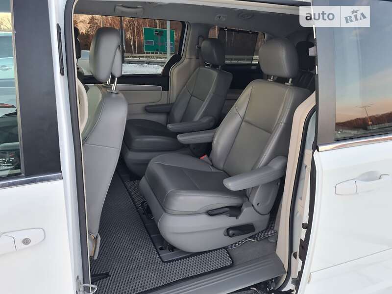 Минивэн Volkswagen Routan 2013 в Киеве