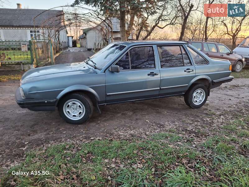Седан Volkswagen Santana 1984 в Иваничах