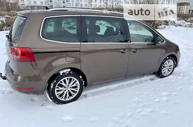 Минивэн Volkswagen Sharan 2012 в Вишневом