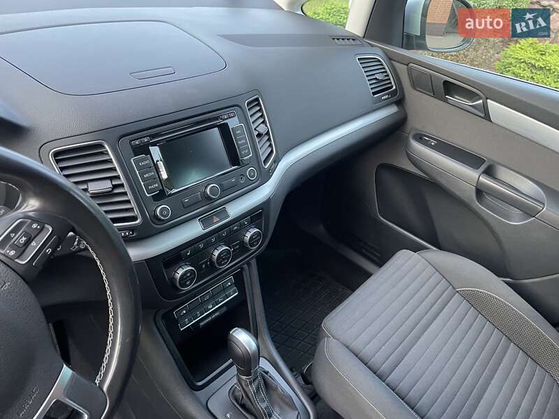 Мінівен Volkswagen Sharan 2015 в Житомирі