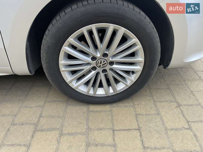 Мінівен Volkswagen Sharan 2015 в Житомирі