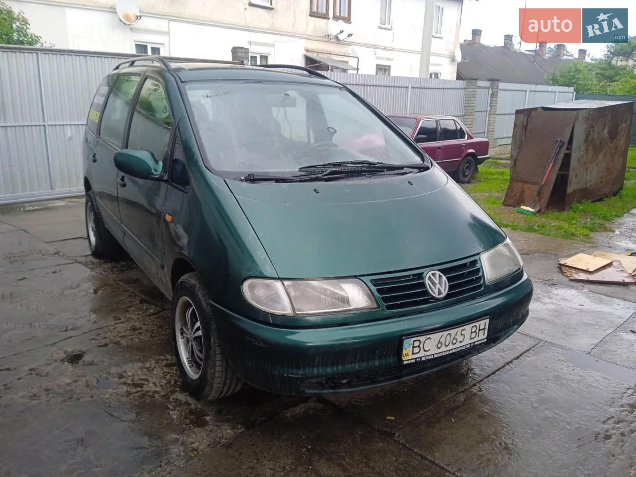 Авто на ходу є гбо ходова в повному порядку. все працює . є нюанси по кузову ззовні незначні .
Додам ще комплект зимових шин на легкосплавних дисках в хорошому стані . Торг присутній .Новий страховий поліс. Обмін на ваз 2108 або 2109 з доплатою.