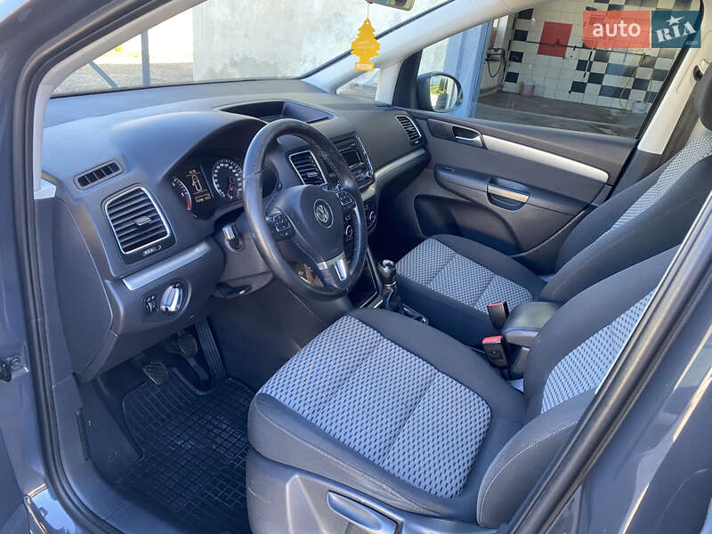 Минивэн Volkswagen Sharan 2012 в Долине