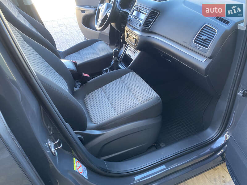 Минивэн Volkswagen Sharan 2012 в Долине