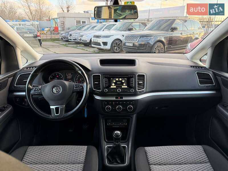 Минивэн Volkswagen Sharan 2015 в Киеве