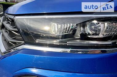 Позашляховик / Кросовер Volkswagen T-Roc 2019 в 