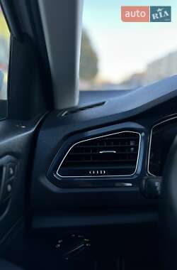 Внедорожник / Кроссовер Volkswagen T-Roc 2019 в 