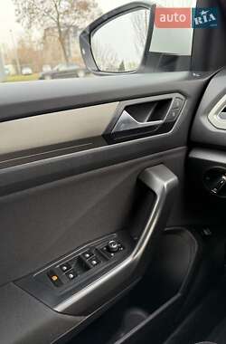 Внедорожник / Кроссовер Volkswagen T-Roc 2021 в 