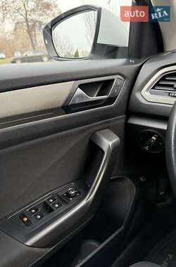 Внедорожник / Кроссовер Volkswagen T-Roc 2021 в 